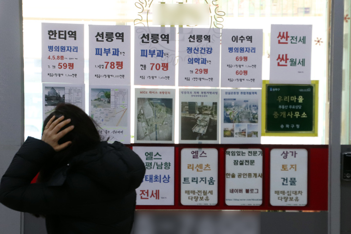 [서울=뉴시스] 고승민 기자 = 서울 송파구의 부동산 업체 밀집 상가 모습. 2022.01.03. kkssmm99@newsis.com