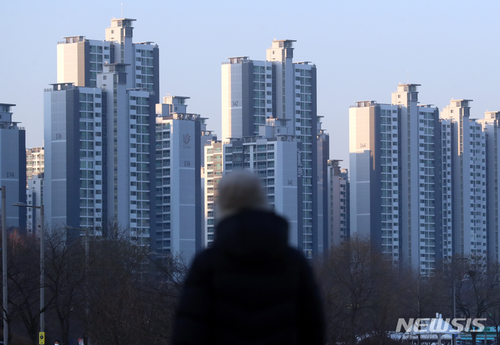 [서울=뉴시스] 고승민 기자 = 서울의 한 아파트 단지 모습. 2022.01.03. kkssmm99@newsis.com