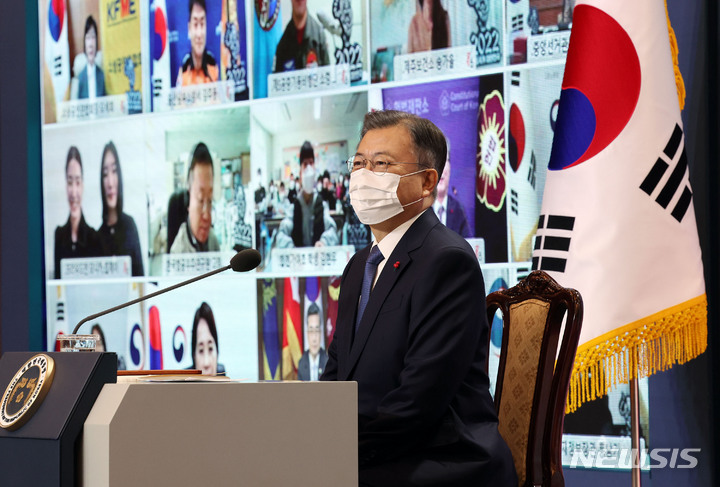 [서울=뉴시스] 전진환 기자 = 문재인 대통령이 3일 오전 청와대에서 화상으로 열린 '2022년 신년 인사회'에 참석하고 있다. 2022.01.03. amin2@newsis.com