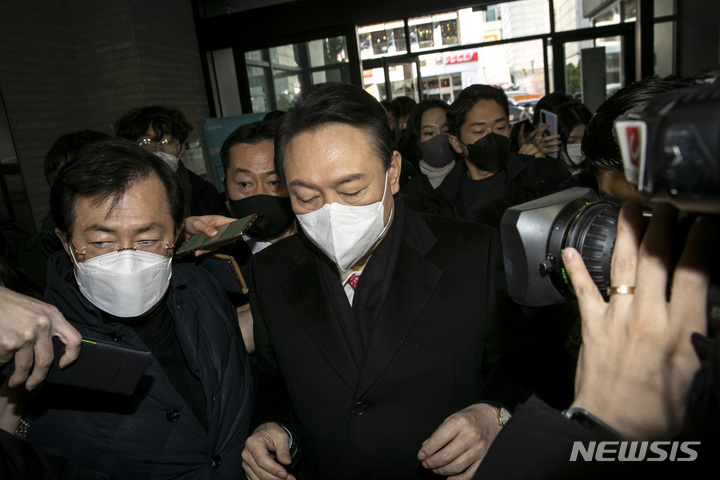 [서울=뉴시스] 김선웅 기자 = 윤석열 국민의힘 대선 후보가 3일 오전 갑작스럽게 이후 일정을 취소한 후 서울 여의도 국민의힘 당사로 향하고 있다. 2022.01.03. photo@newsis.com