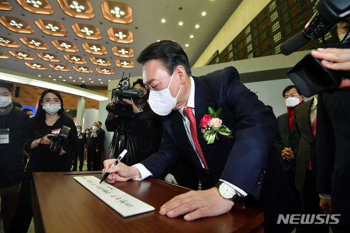 [서울=뉴시스] 국회사진기자단 = 윤석열 국민의힘 대선 후보가 3일 서울 영등포구 한국거래소에서 열린 2022년 증권·파생상품시장 개장식에 참석해 방명록 작성을 하고 있다. 2022.01.03. photo@newsis.com