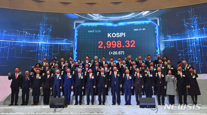 [서울=뉴시스] 국회사진기자단 = 이재명 더불어민주당 대선 후보와 윤석열 국민의힘 대선 후보, 고승범 금융위원회 위원장, 손병두 한국거래소 이사장 등 참석자들이 3일 서울 영등포구 한국거래소에서 열린 2022년 증권·파생상품시장 개장식에서 기념촬영을 하고 있다. 2022.01.03. photo@newsis.com