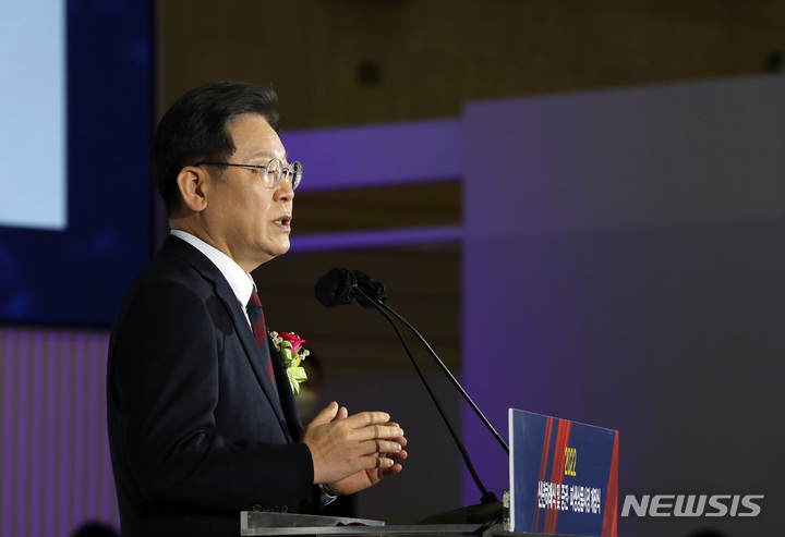 [서울=뉴시스] 국회사진기자단 = 이재명 더불어민주당 대선 후보가 3일 서울 영등포구 한국거래소에서 열린 2022년 증권·파생상품시장 개장식에 참석해 축사를 하고 있다. 2022.01.03. photo@newsis.com