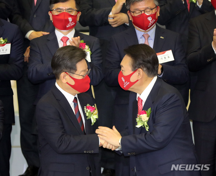 [서울=뉴시스] 국회사진기자단 = 이재명 더불어민주당 대선 후보, 윤석열 국민의힘 대선 후보가 3일 서울 영등포구 한국거래소에서 열린 2022년 증권·파생상품시장 개장식에 참석해 인사하고 있다. 2022.01.03. photo@newsis.com