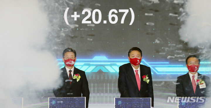 [서울=뉴시스] 국회사진기자단 = 이재명 더불어민주당 대선 후보, 윤석열 국민의힘 대선 후보가 3일 서울 영등포구 한국거래소에서 열린 2022년 증권·파생상품시장 개장식에 참석해 개장신호 버튼을 누르고 있다. 2022.01.03. photo@newsis.com