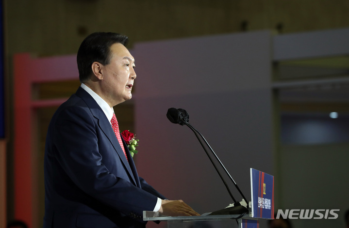 [서울=뉴시스] 국회사진기자단 = 윤석열 국민의힘 대선 후보가 3일 서울 영등포구 한국거래소에서 열린 2022년 증권·파생상품시장 개장식에 참석해 축사를 하고 있다. 2022.01.03. photo@newsis.com