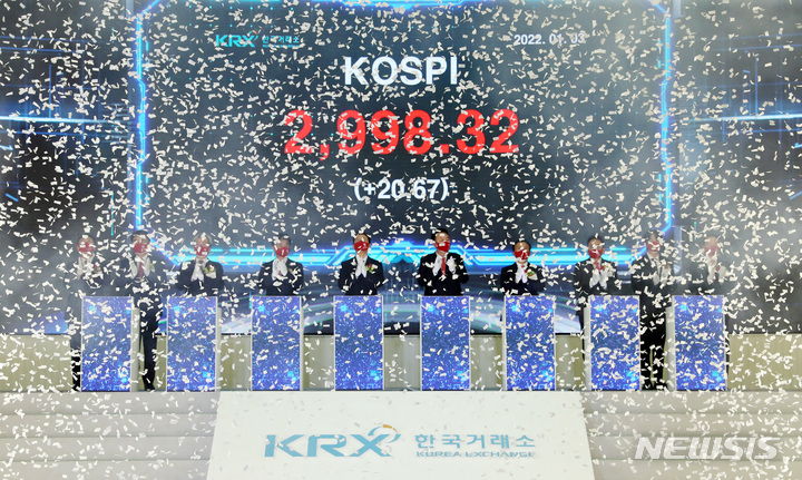 [서울=뉴시스] 국회사진기자단 = 이재명 더불어민주당 대선 후보와 윤석열 국민의힘 대선 후보, 고승범 금융위원회 위원장, 손병두 한국거래소 이사장 등 참석자들이 3일 서울 영등포구 한국거래소에서 열린 2022년 증권·파생상품시장 개장식에서 기념촬영을 하고 있다. 2022.01.03. photo@newsis.com