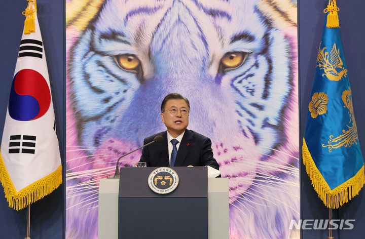 [서울=뉴시스] 전진환 기자 = 문재인 대통령이 3일 오전 청와대에서 화상으로 열린 '2022년 신년 인사회'에서 인사말을 하고 있다. 2022.01.03. amin2@newsis.com