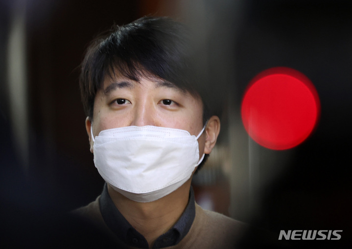 [서울=뉴시스] 김선웅 기자 = 이준석 국민의힘 대표가 3일 서울 여의도 국회에서 취재진 질문에 답변하고 있다. (공동취재사진) 2022.01.03. photo@newsis.com