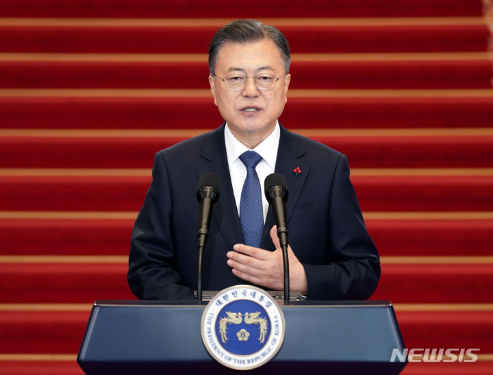 [서울=뉴시스] 전진환 기자 = 문재인 대통령이 3일 청와대 본관에서 2022년 신년사를 발표하고 있다. 2022.01.03. amin2@newsis.com