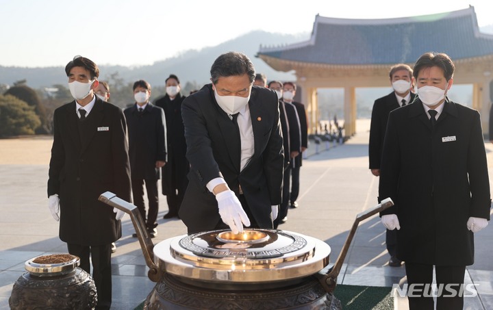 [서울=뉴시스] 황기철 국가보훈처장이 3일 대전 유성구 국립대전현충원을 방문해 참배하고 있다. (사진=국가보훈처 제공) 2022.01.03. photo@newsis.com *재판매 및 DB 금지