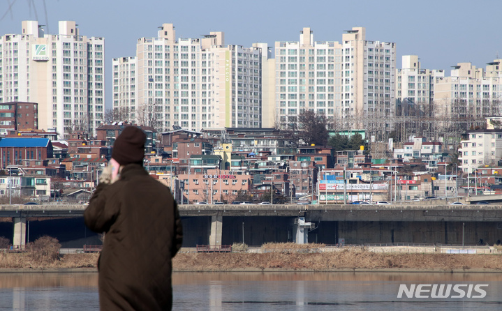 [서울=뉴시스] 고승민 기자 = 서울의 아파트 및 빌라 밀집지역 모습. 2022.01.03. kkssmm99@newsis.com