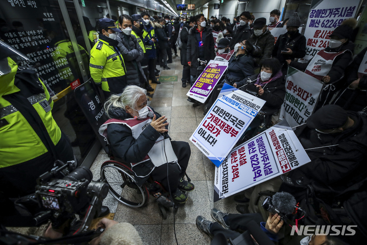 [서울=뉴시스] 정병혁 기자 = 전국장애인차별철폐연대 관계자들이 지난달 3일 오후 서울 종로구 광화문역 5호선 승강장에서 기획재정부 장애인권리예산 반영 촉구에 대한 입장발표 기자회견을 하고 있다. 2022.01.03. jhope@newsis.com