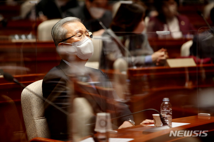 [서울=뉴시스] 김선웅 기자 = 김종인 국민의힘 총괄선대위원장이 3일 서울 여의도 국회에서 열린 의원총회에 참석해 잠시 생각에 잠겨있다. (공동취재사진) 2022.01.03. photo@newsis.com