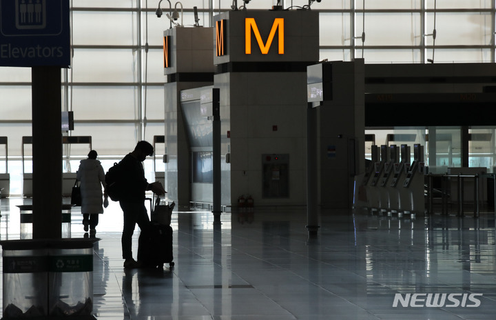 [인천공항=뉴시스] 고범준 기자 = 3일 오후 인천국제공항 제1여객터미널 출국장에서 공항 이용객들이 지나가고 있다. 인천국제공항공사에 따르면 지난 2021년도 공항 이용객은 총 320만2천106명으로 집계, 전년도 1,204만9천851명과 비교해 73% 감소했다고 밝혔다. 2022.01.03. bjko@newsis.com