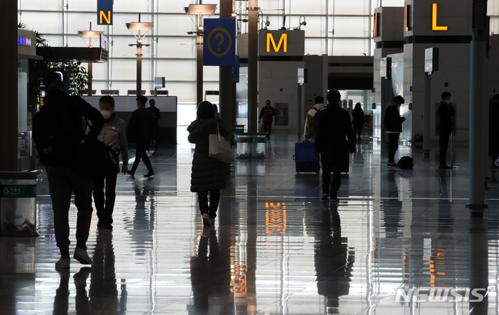 [인천공항=뉴시스] 고범준 기자 = 지난 3일 오후 인천국제공항 제1여객터미널 출국장에서 공항 이용객들이 지나가고 있다. 인천국제공항공사에 따르면 지난 2021년도 공항 이용객은 총 320만2천106명으로 집계, 전년도 1,204만9천851명과 비교해 73% 감소했다고 밝혔다. 2022.01.03. bjko@newsis.com