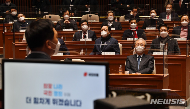 [서울=뉴시스] 김선웅 기자 = 김종인 국민의힘 총괄선대위원장이 3일 서울 여의도 국회에서 열린 의원총회에서 김기현 원내대표의 발언을 듣고 있다. (공동취재사진) 2022.01.03. photo@newsis.com