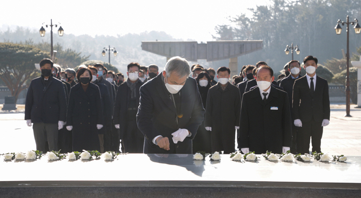 [광주=뉴시스] 변재훈 기자 = '5·18 민주화운동의 발원지'인 전남대학교 교직원 일동이 3일 2022년 새해 일정을 국립 5·18민주묘지 참배로 시작했다. (사진=전남대 제공) 2022.01.03. photo@newsis.com *재판매 및 DB 금지