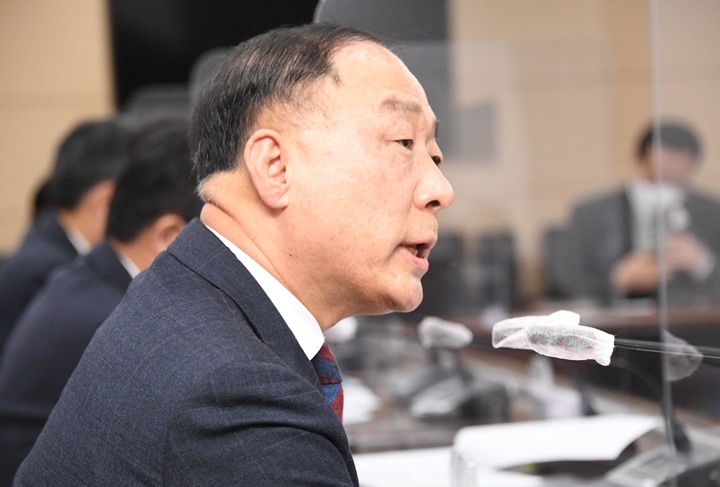 [서울=뉴시스] 홍남기 부총리 겸 기획재정부 장관이 3일 세종시 정부세종청사에서 열린 2022년 기획재정부 시무식에 참석해 인사말을 하고 있다. (사진=기획재정부 제공) 2022.01.03. photo@newsis.com *재판매 및 DB 금지