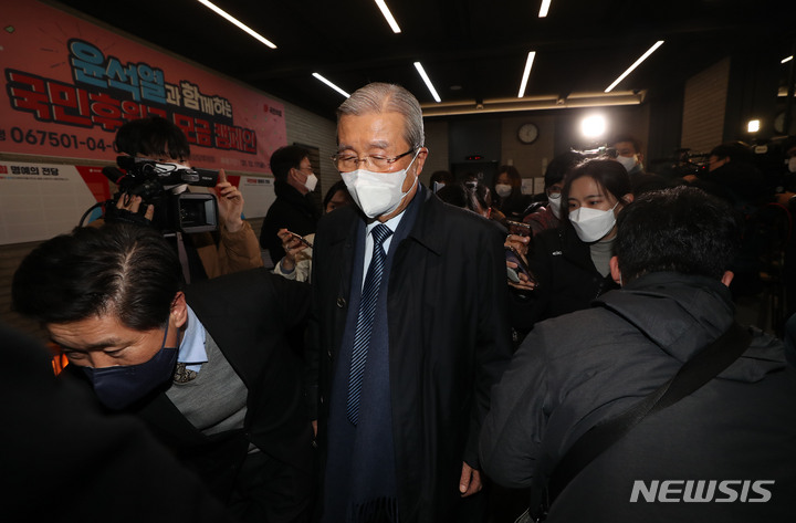 [서울=뉴시스] 김선웅 기자 = 사의를 표명한 김종인 국민의힘 총괄선대위원장이 3일 오후 서울 여의도 국민의힘 당사에서 나서고 있다. (공동취재사진) 2022.01.03. photo@newsis.com