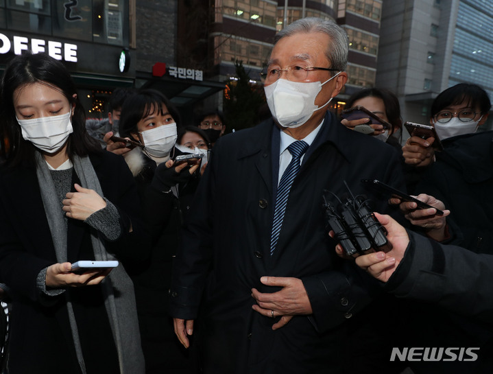 [서울=뉴시스] 김선웅 기자 = 사의를 표명한 김종인 국민의힘 총괄선대위원장이 3일 오후 서울 여의도 국민의힘 당사에서 나서고 있다. (공동취재사진) 2022.01.03. photo@newsis.com