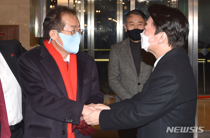 [대구=뉴시스] 이무열 기자 = 안철수 국민의당 대선 후보가 3일 오후 대구 북구 호텔인터불고 엑스코에서 열린 2022, 대구·경북 신년교례회에 참석해 홍준표 국민의힘 의원과 악수를 나누고 있다. 2022.01.03. lmy@newsis.com