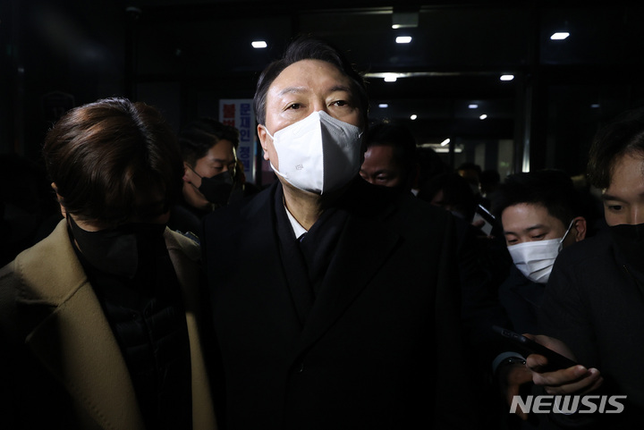 [서울=뉴시스] 김선웅 기자 = 일정을 잠정 중단한 윤석열 국민의힘 대선 후보가 3일 오후 서울 여의도 국민의힘 당사에서 회의를 마친 후 당사를 나서고 있다. (공동취재사진) 2022.01.03. photo@newsis.com