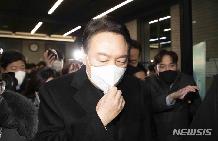 [서울=뉴시스] 김선웅 기자 = 일정을 잠정 중단한 윤석열 국민의힘 대선 후보가 3일 오후 서울 여의도 국민의힘 당사에서 회의를 마친 후 당사를 나서고 있다. (공동취재사진) 2022.01.03. photo@newsis.com