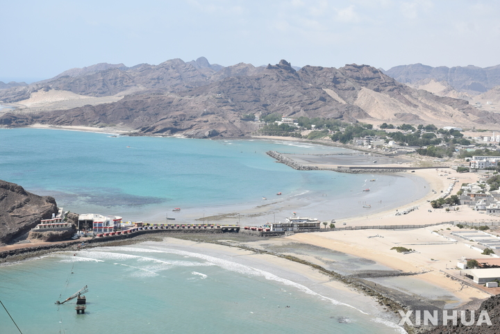 [아덴(예멘)= 신화/뉴시스]내전으로 피폐해진 예멘의 아덴항 부근 휴양지가 1월3일 관광객 발길이 끊긴 채 텅 비어 있다. 유엔은 예멘의 후티군이 홍해에서 아랍에미리트연합(UAE)의 선박을 나포했다고 밝히고 사우디 연합군과의 충돌을 우려했다.