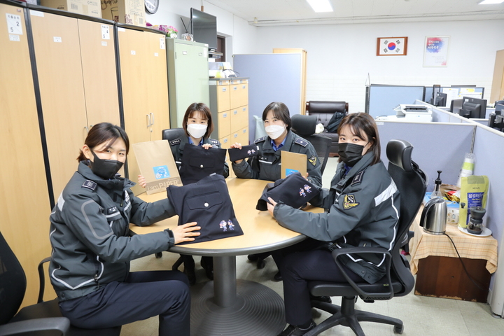 여수해경이 구 제복을 모아 만든 재활용 가방을 선보이고 있다. (사진=여수해경 제공) *재판매 및 DB 금지