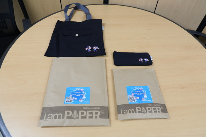 여수해경이 구 제복을 모아 만든 재활용품. (사진=여수해경 제공) *재판매 및 DB 금지