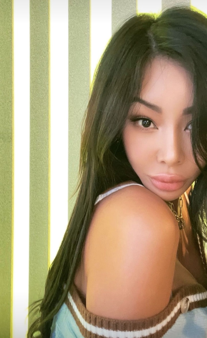 [서울=뉴시스] 제시의 '섹시도발'은 계속된다..."어깨 노출하고 두꺼운 입술 내밀고" 2022.01.04 (사진=제시 sns 제공) photo@newsis.com*재판매 및 DB 금지 *재판매 및 DB 금지