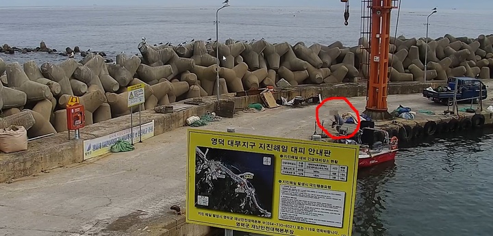 [울진=뉴시스] 이바름 기자 = 경북 울진해양경찰서는 어선에 침입해 선박 용품을 훔친 A(37)씨에 대해 특수절도 혐의로 구속영장을 신청했다고 4일 밝혔다. 사진은 A씨가 지난 해 10월 30일 오후 1시 15분께 영덕군 한 항구에 정박된 선박에 침입해 물건을 훔쳐 달아나는 모습.(사진=울진해양경찰서 제공) 2022.01.04. photo@newsis.com *재판매 및 DB 금지