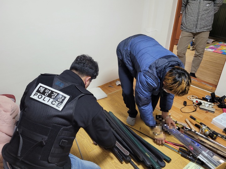 [울진=뉴시스] 이바름 기자 = 경북 울진해양경찰서는 어선에 침입해 선박 용품을 훔친 A(37)씨에 대해 특수절도 혐의로 구속영장을 신청했다고 4일 밝혔다. 사진은 울진해경이 압수수색영장을 발부 받아 A씨 집에서 찾아낸 도난물품들.(사진=울진해양경찰서 제공) 2022.01.04. photo@newsis.com *재판매 및 DB 금지