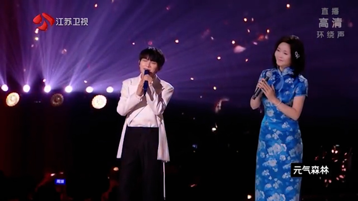 중국 인기가수 저우션(왼쪽)이 VR기술로 재현된 덩리쥔(등려군)과 함께 노래를 부르고 있는 모습. 영상출처: 장쑤위성TV 유튜브 캡쳐 *재판매 및 DB 금지