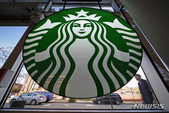 [피츠버그=AP/뉴시스] 글로벌 커피 전문업체 스타벅스의 2분기 매출이 중국 시장 호조로 두 자릿 수 매출 상승율을 기록했다. 그러나 전체 매출이 시장 전망치에 미치지 못하면서 주가는 하락했다. 사진은 미 펜실베이니아주 피츠버그의 한 스타벅스 매장 간판. 2022.01.04.
