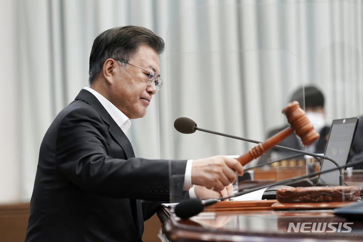 [서울=뉴시스] 전진환 기자 = 문재인 대통령이 4일 오전 청와대 여민관 영상회의실에서 열린 국무회의에 참석해 의사봉을 두드리고 있다. 2022.01.04. amin2@newsis.com