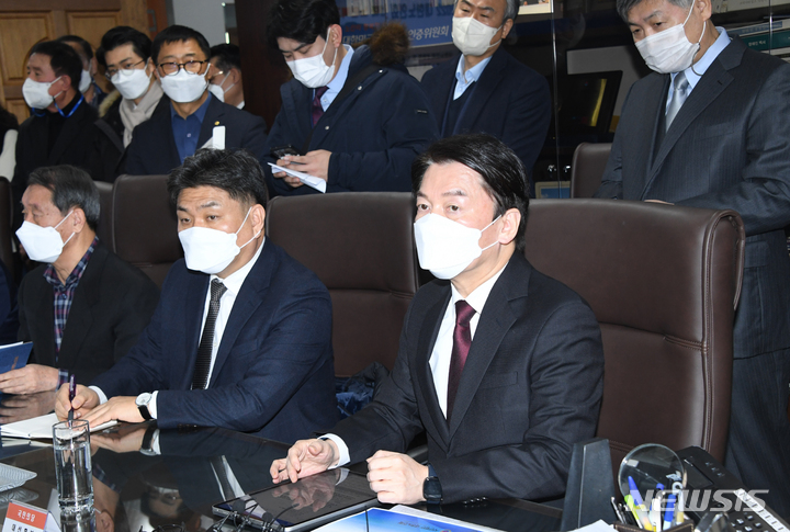 [서울=뉴시스] 국회사진기자단 = 안철수 국민의당 대선 후보가 4일 서울 용산구 대한노인회에 신년 인사차 방문해 김호일 회장과 대화하고 있다. 2022.01.04. photo@newsis.com