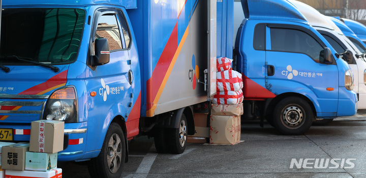 [서울=뉴시스] 이영환 기자 = 택배 화물차. 위 사진은 기사와 직접적 연관이 없음. 2022.01.04. 20hwan@newsis.com