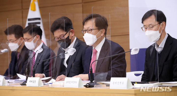 [세종=뉴시스] 강종민 기자 = 김태주 기획재정부 세제실장이 지난 4일 정부세종청사에서 2021년 세법개정 후속 시행령 개정안에 대해 설명하고 있다. 2022.01.06. ppkjm@newsis.com