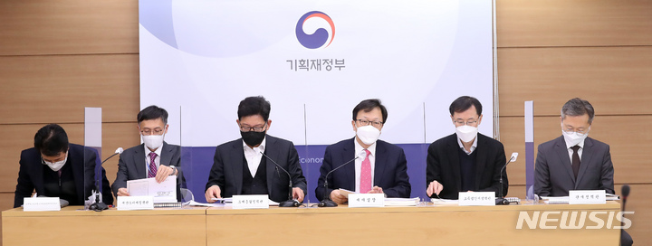 [세종=뉴시스] 강종민 기자 = 김태주 기획재정부 세제실장(오른쪽 세번째)이 지난 4일 정부세종청사에서 2021년 세법개정 후속 시행령 개정안에 대해 설명하고 있다. 2022.01.06. ppkjm@newsis.com