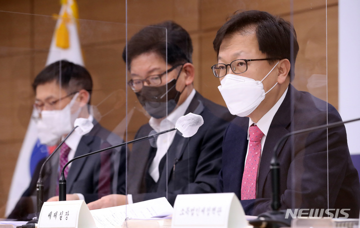 [세종=뉴시스] 강종민 기자 = 김태주 기획재정부 세제실장이 지난 4일 정부세종청사에서 2021년 세법개정 후속 시행령 개정안에 대해 설명하고 있다. 2022.01.06. ppkjm@newsis.com