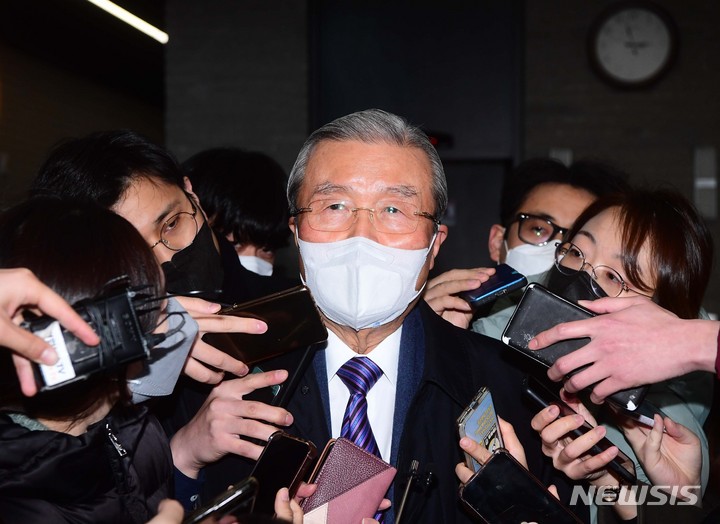 [서울=뉴시스] 김선웅 기자 = 김종인 국민의힘 총괄선대위원장이 4일 오후 서울 여의도 국민의힘 당사를 나서며 취재진과 만나 질문에 답변하고 있다. (공동취재사진) 2022.01.04. photo@newsis.com
