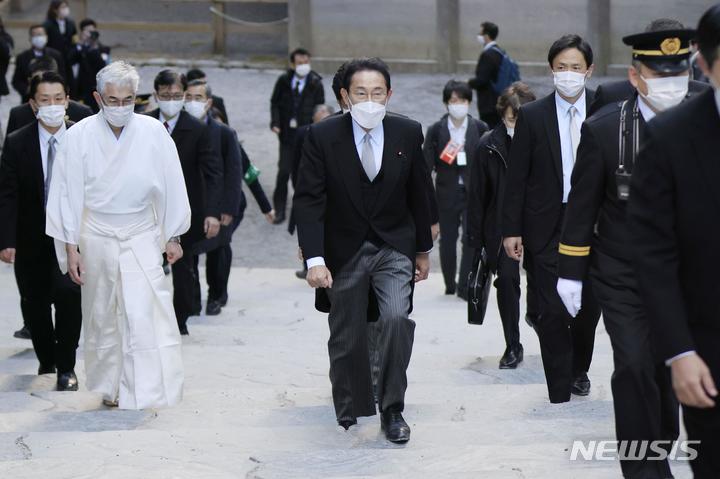 [이세=AP/뉴시스] 기시다 후미오(가운데) 일본 총리가 4일 일본 중부 이세시의 이세신궁에 도착하고 있다. 일본 총리는 매년 이세신궁 참배로 새해 공식 업무를 시작한다. 2022.01.04.
