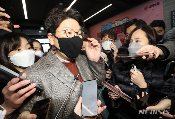 [서울=뉴시스] 국회사진기자단 = 권성동 국민의힘 사무총장이 4일 서울 여의도 국민의힘 당사에 들어서며 취재진 질문을 받고 있다. 2022.01.04. photo@newsis.com