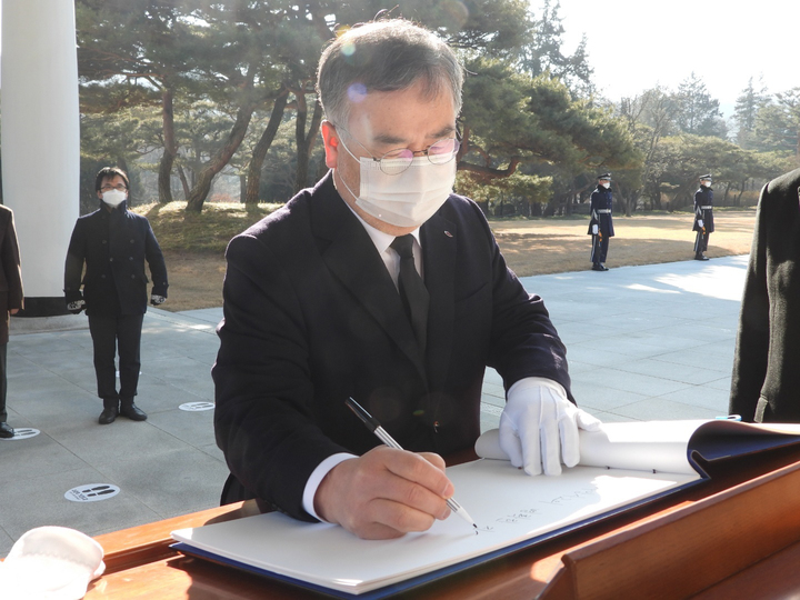 [서울=뉴시스] 배훈식 기자 = 송기춘 대통령 직속 군사망사고진상규명위원장이 4일 서울 동작구 국립서울현충원을 찾아 방명록을 작성하고 있다. (사진=군사망사고진상규명위원회 제공) 2022.01.04. photo@newsis.com *재판매 및 DB 금지