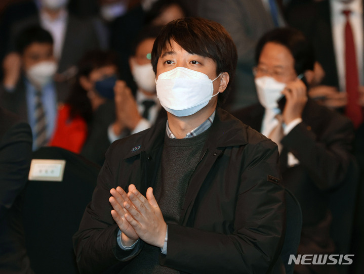 [서울=뉴시스] 국회사진기자단 = 이준석 국민의힘 대표가 4일 서울 중구 대한상공회의소 국제회의장에서 열린 2022년 경제계 신년인사회에 참석해 있다. 2022.01.04. photo@newsis.com