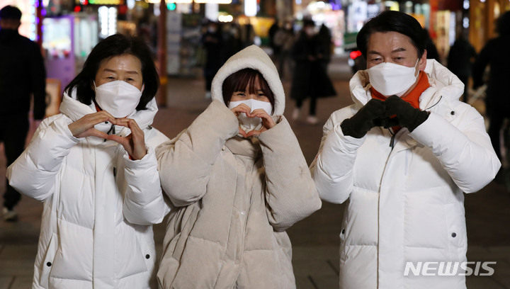 [서울=뉴시스] 고범준 기자 = 안철수 국민의당 대선 후보와 부인 김미경 교수가 4일 오후 서울 종로구 혜화역 앞 인근 거리에서 열린 '국민곁으로 안철수의 talk박스'에서 시민들과 기념촬영을 하고 있다. 2022.01.04. bjko@newsis.com