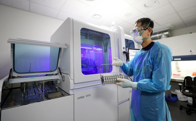 [서울=뉴시스] 국군수도병원 최재원 육군상사가 전자동 대용량 PCR 장비로 검체를 검사 하고 있다.&nbsp; 2022.01.05. (사진=국방일보 이경원 기자 제공) *재판매 및 DB 금지