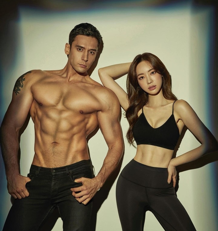 [서울=뉴시스] 양정원, 줄리엔 강과 찍은 파격 바디프로필 대공개..."이 복근·몸매 실화냐" 2022.01.05 (사진=양정원 SNS 제공) photo@newsis.com*재판매 및 DB 금지 *재판매 및 DB 금지